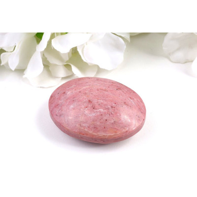 Hmatka z růžového rodonitu 59x44x23 mm | Léčivý kámen