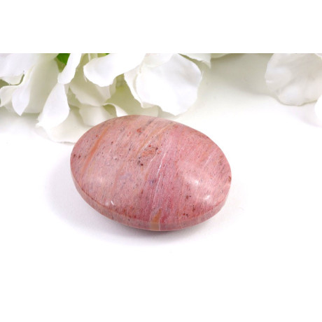 Růžový rodonit hmatka 60x47mm - kámen klidu a lásky