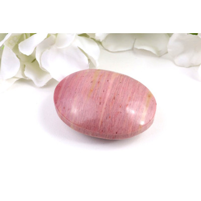 Růžový rodonit hmatka 62x47mm - kámen lásky a harmonie