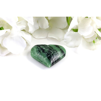Rubín v zoisitu srdce 46x37x15 mm | Levnemineraly.cz