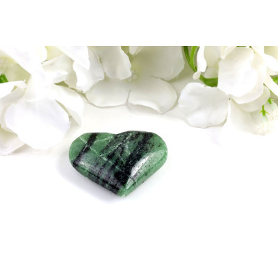 Rubín v zoisitu srdce 46x37x15 mm | Levnemineraly.cz
