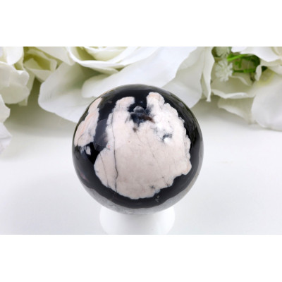 Černý třešňový achát koule 55 mm - růžové vzory