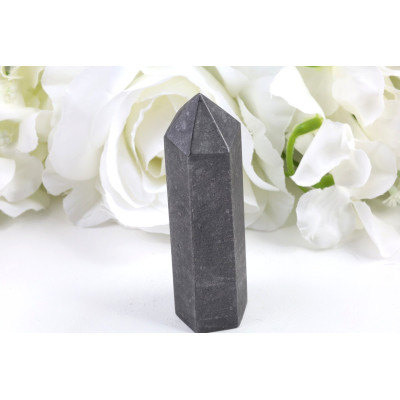 Obelisk šungit Karélie 97mm - ochranný kámen