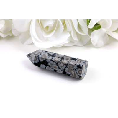 Obelisk vločkový obsidián 77x23x21 mm - ochranný kámen
