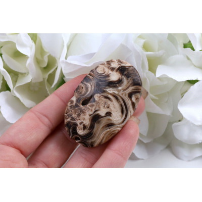 Hmatka Kalcit jantarové barvy 50x32x17 mm | 43 g