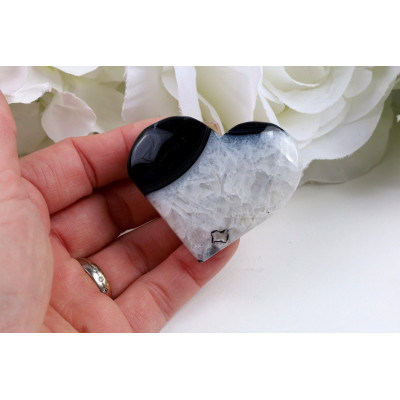 Černý sardonyx srdce 157g - elegantní kámen z Brazílie