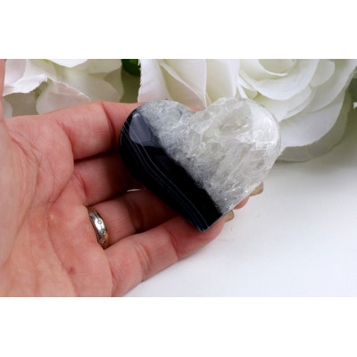 Černý sardonyx srdce 64g - elegantní kámen z Brazílie