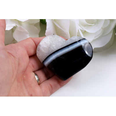 Černý sardonyx srdce 78g - elegantní kámen z Brazílie