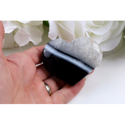 Černý sardonyx srdce 78g - elegantní kámen z Brazílie