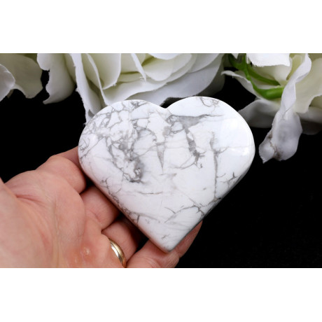 Howlitové srdce 66x59 mm | Bílý howlit s kresbou