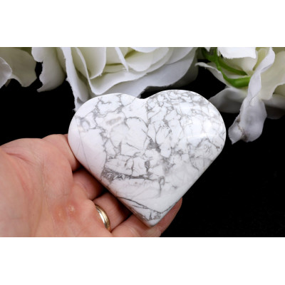 Howlitové srdce 66x59 mm | Bílý howlit s kresbou
