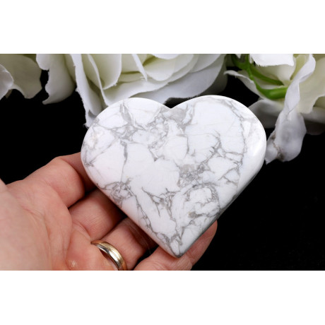 Howlitové srdce 67x61x15mm - bílý kámen pro klid