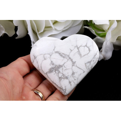 Howlitové srdce 67x61x15mm - bílý kámen pro klid