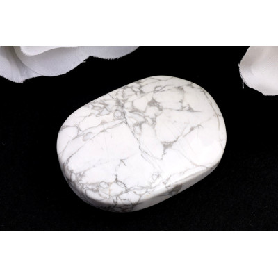 Hmatka Howlit č. 1165 (62x44x18 mm) | Levné Minerály