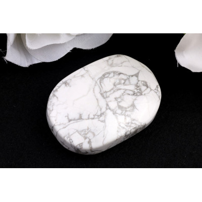 Hmatka Howlit č. 1165 (62x44x18 mm) | Levné Minerály