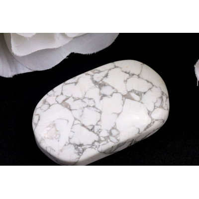 Hmatka Howlit č. 1166 (60x35x19 mm) | Levné Minerály