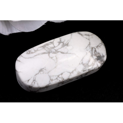 Hmatka Howlit č. 1167 (60x29x21 mm) | Levné Minerály