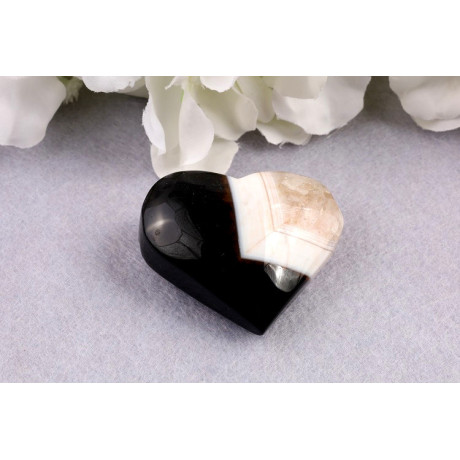 Srdce černý sardonyx 45x53x23 mm - ochranný kámen