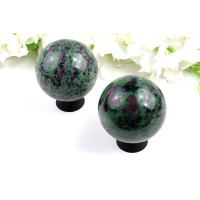 Rubín v zoisitu koule